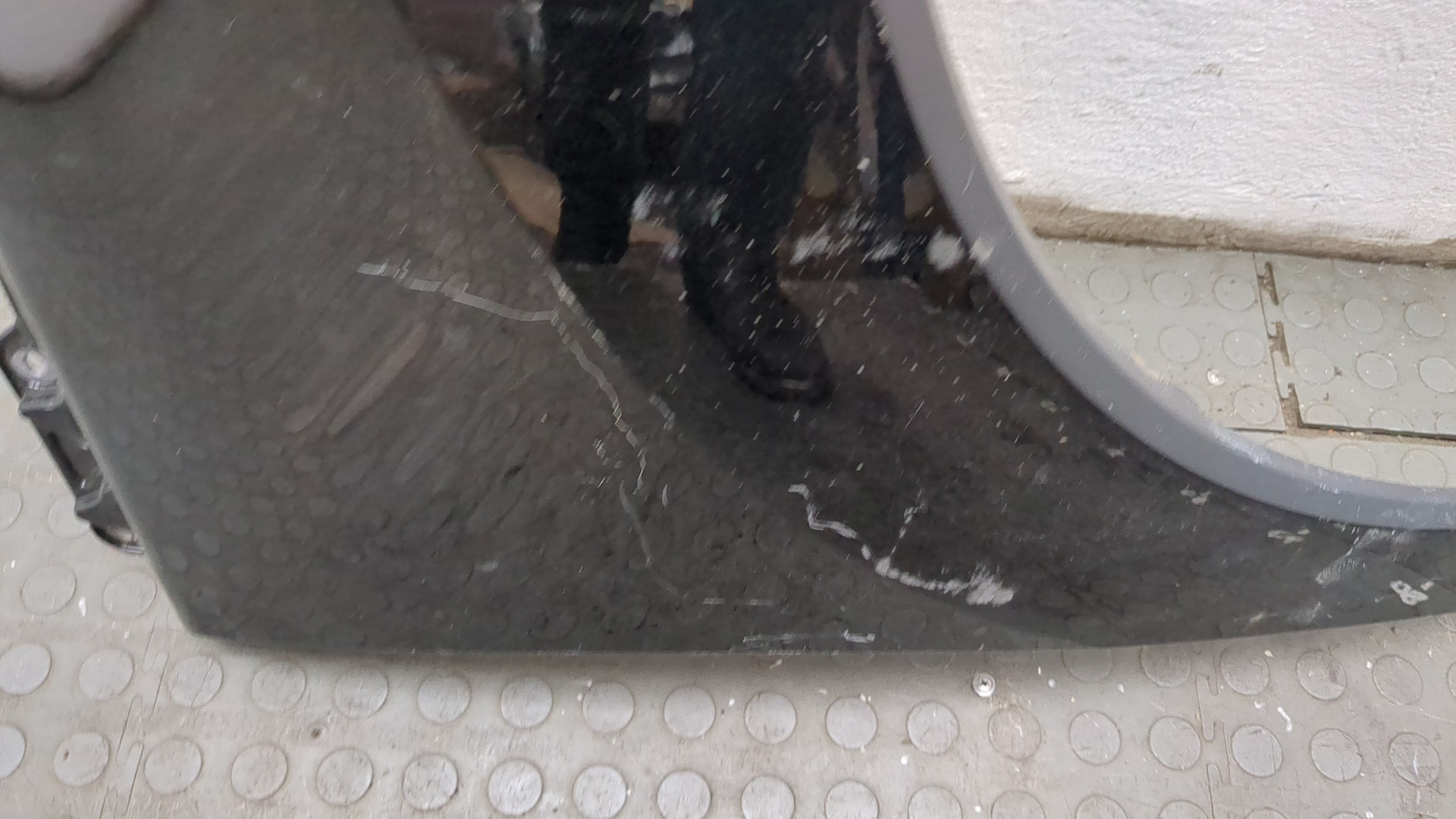 Крыло переднее правое