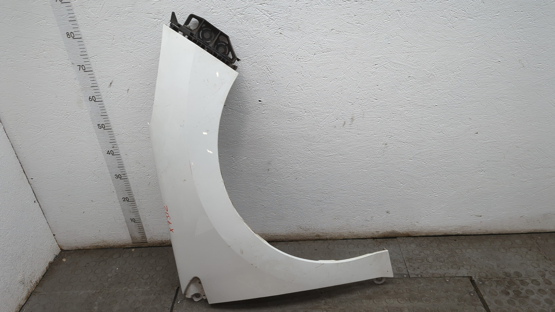 Крыло переднее правое