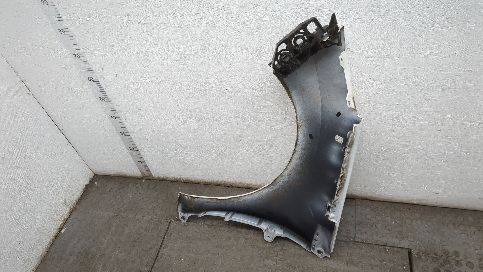 Крыло переднее правое