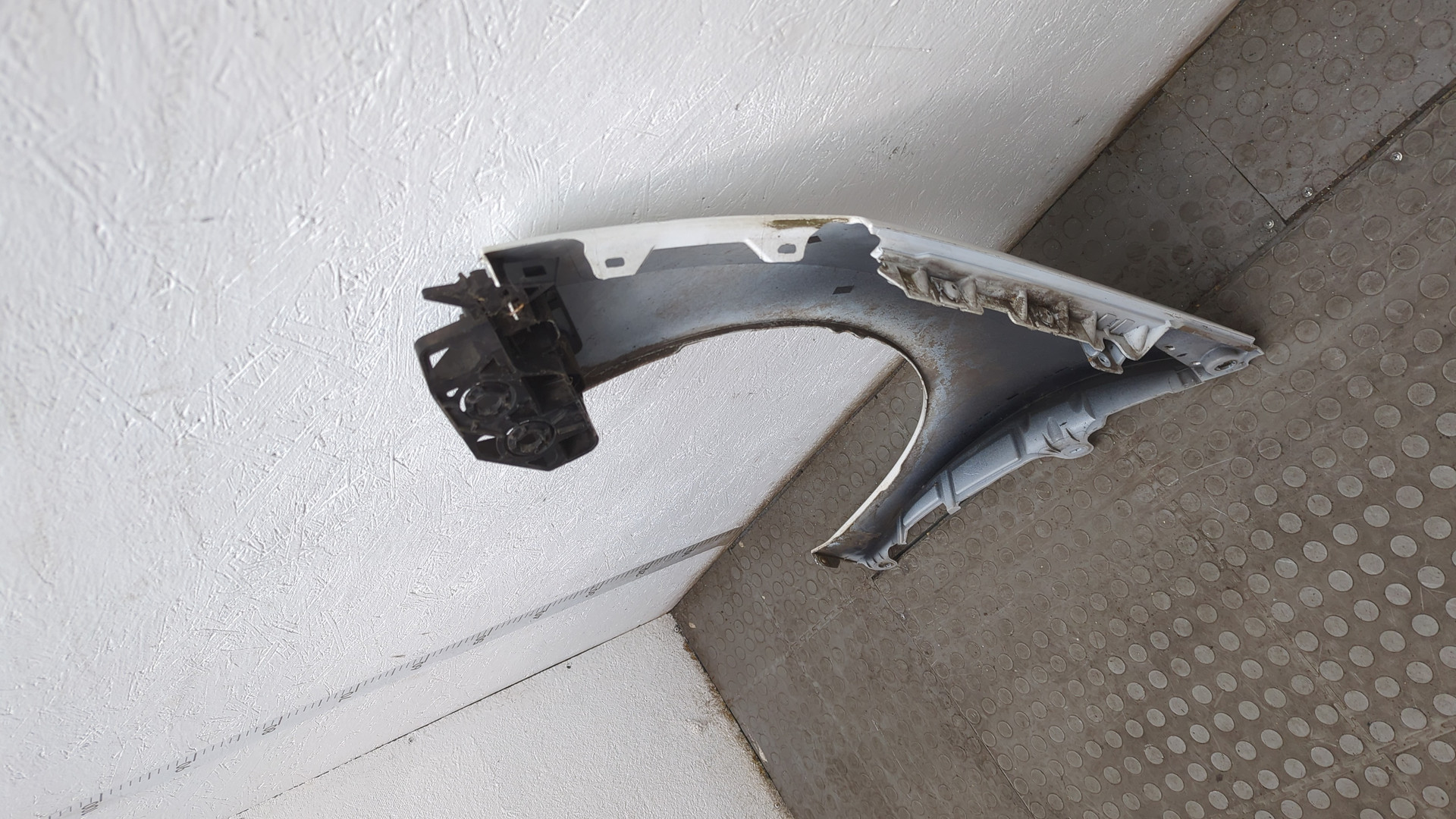 Крыло переднее правое