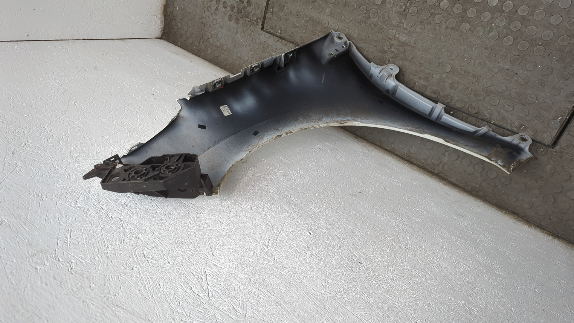 Крыло переднее правое