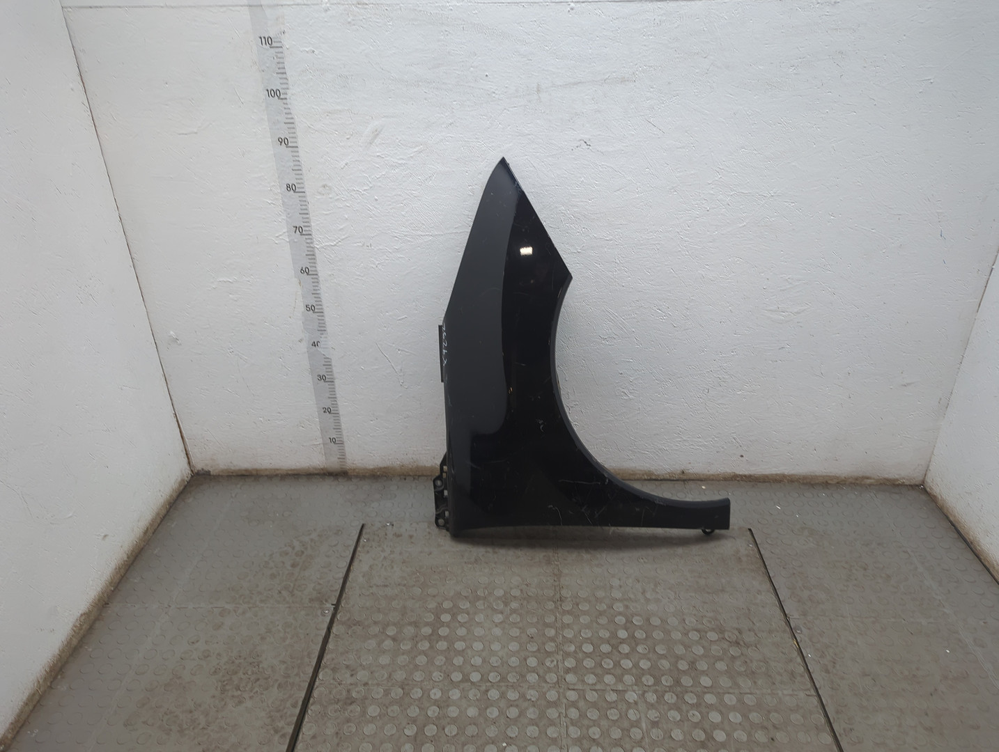 Крыло переднее правое