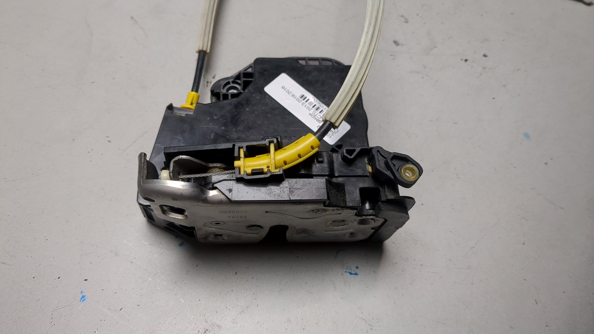 Замок двери передней левой