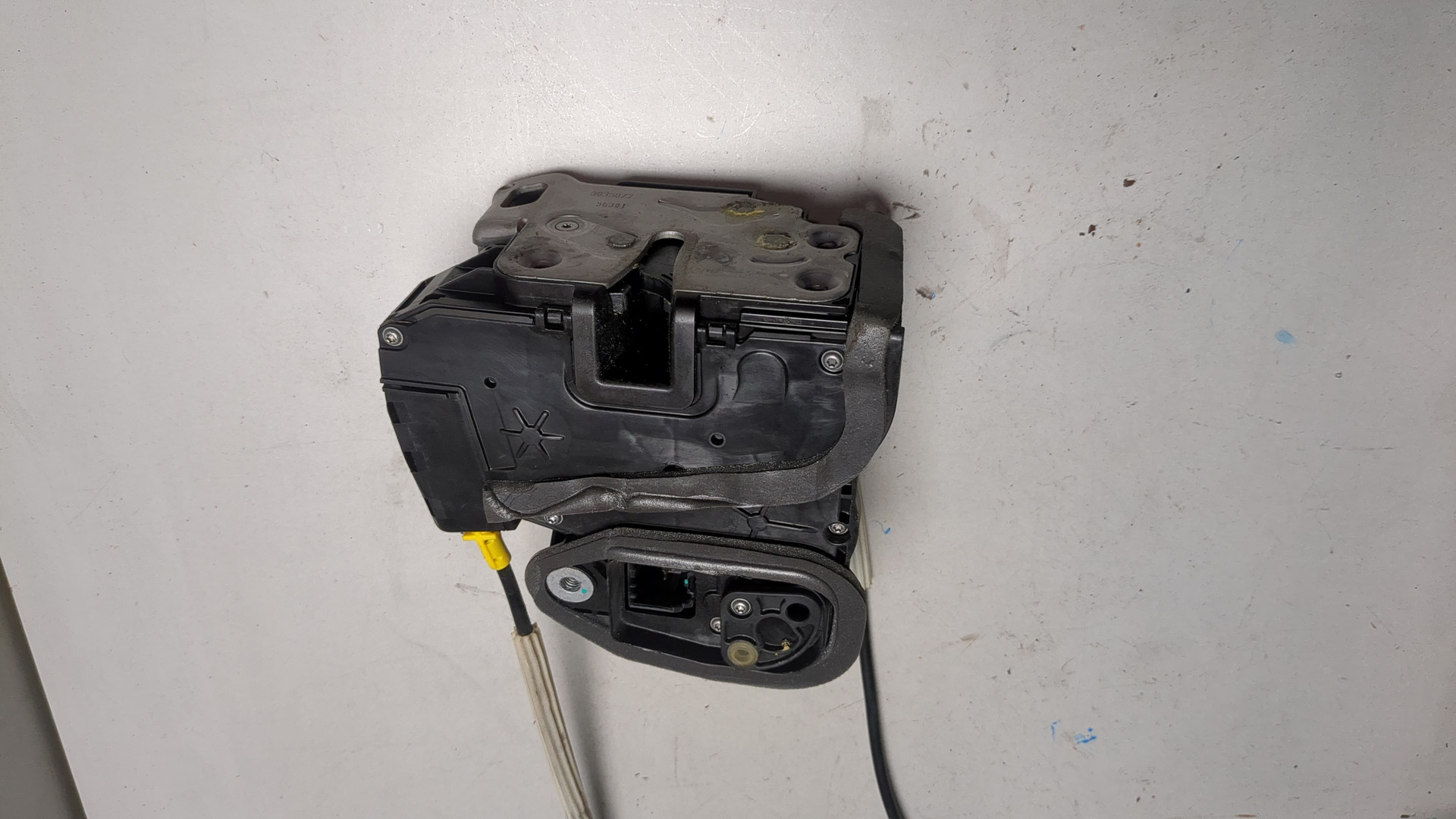 Замок двери передней левой