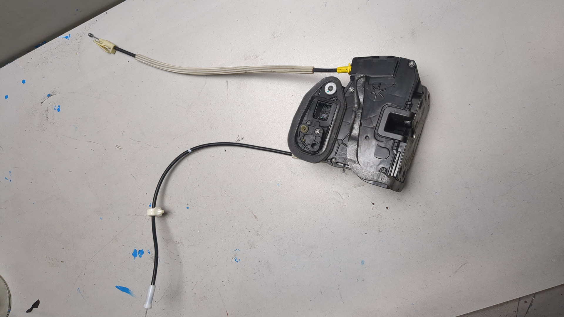 Замок двери передней левой