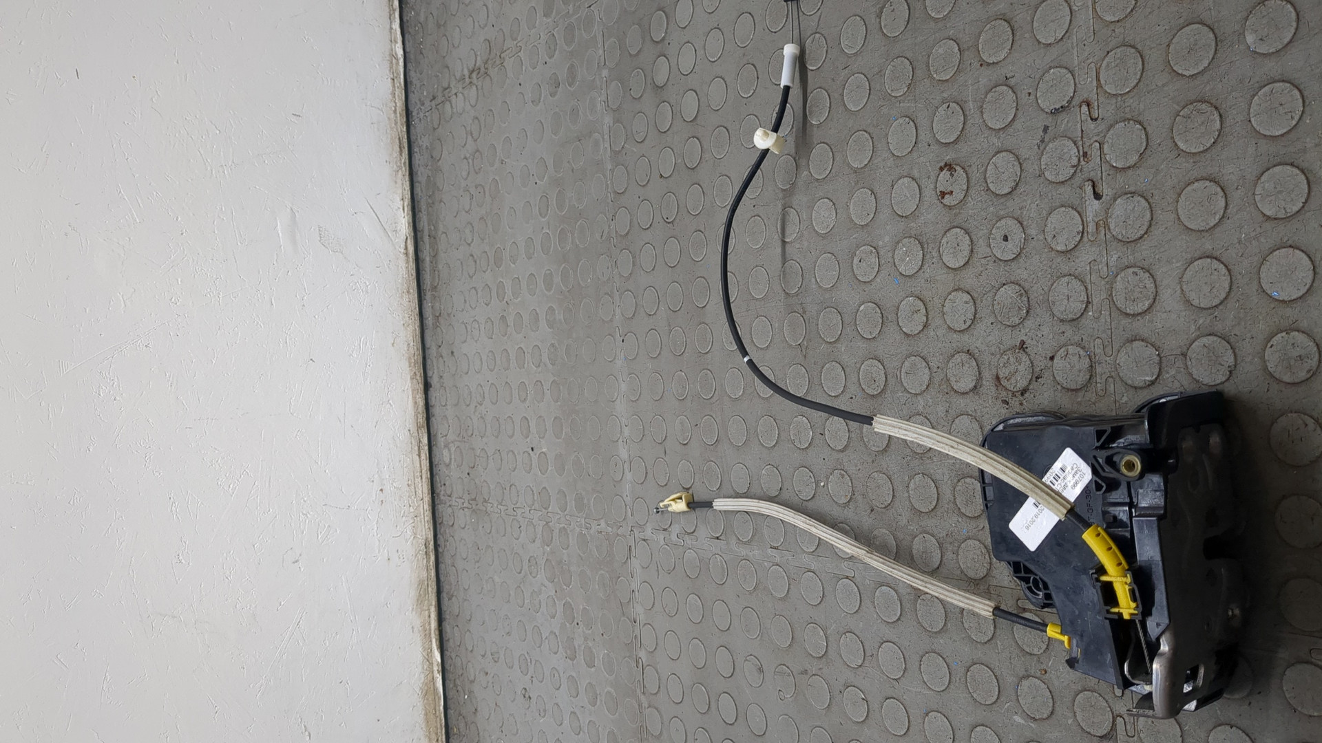 Замок двери передней левой