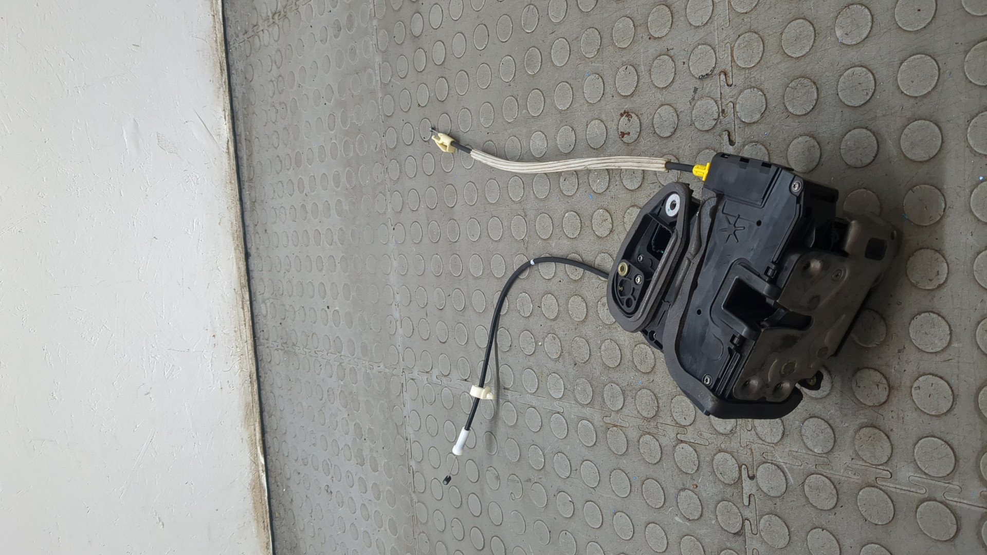 Замок двери передней левой