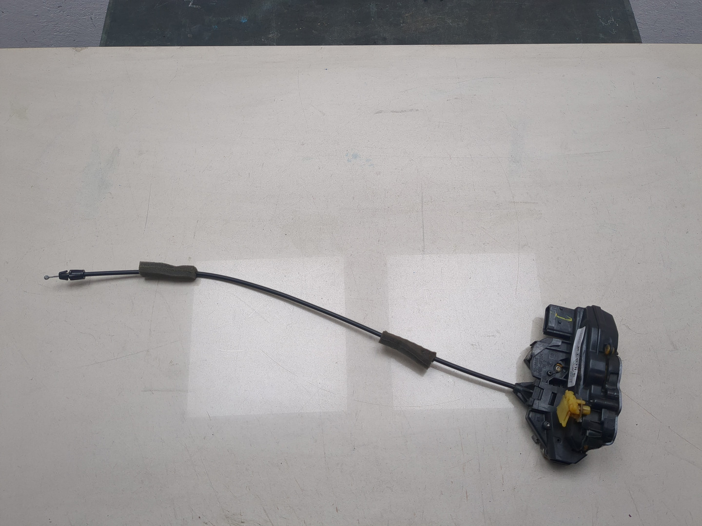 Замок двери передней левой