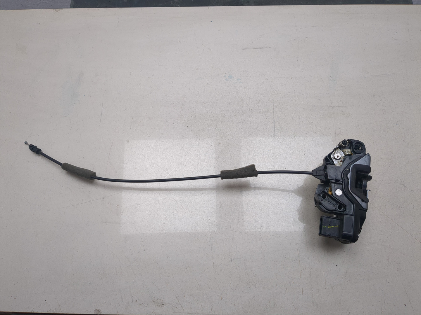 Замок двери передней левой