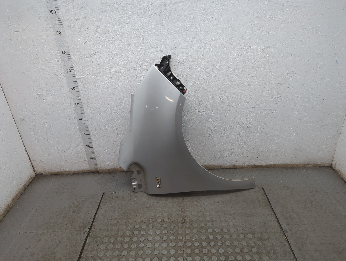 Крыло переднее правое