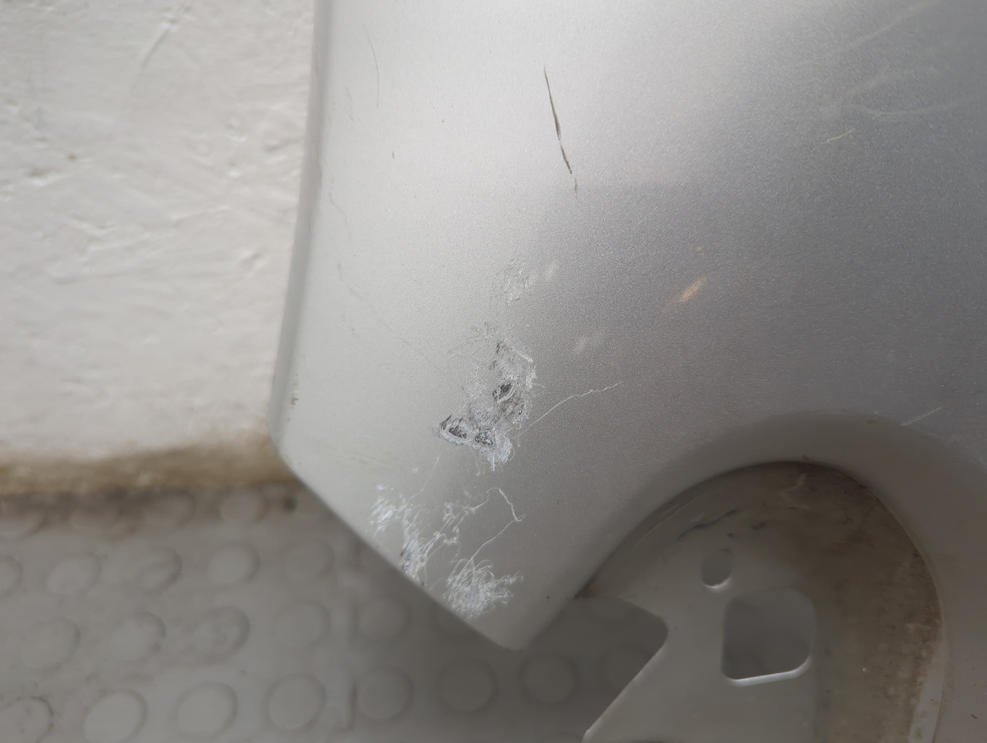 Крыло переднее правое