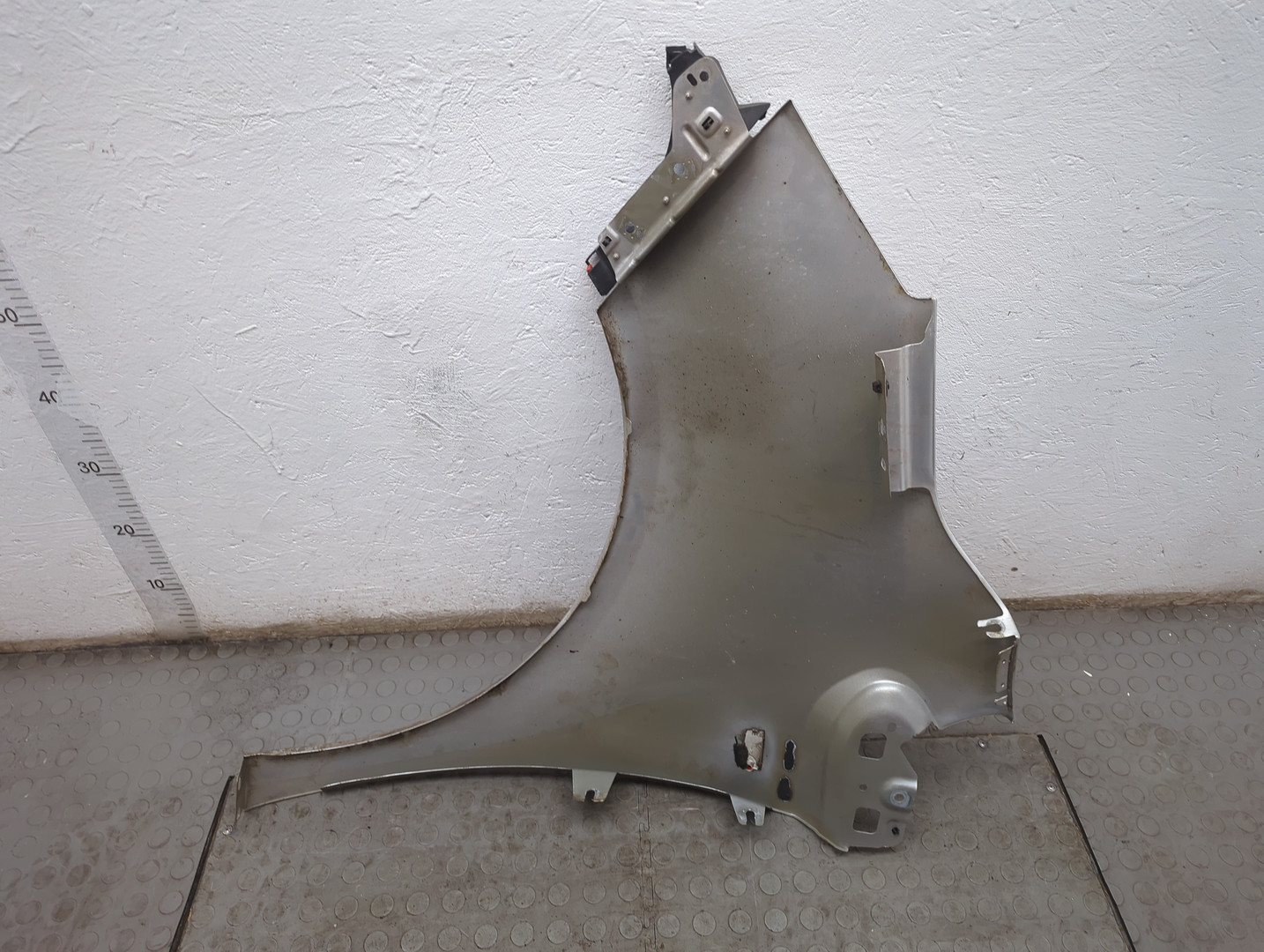 Крыло переднее правое