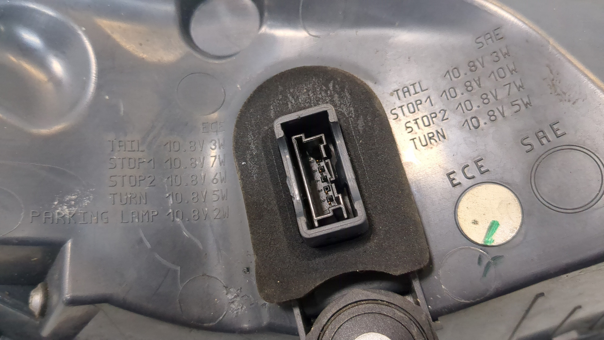 Фонарь задний правый