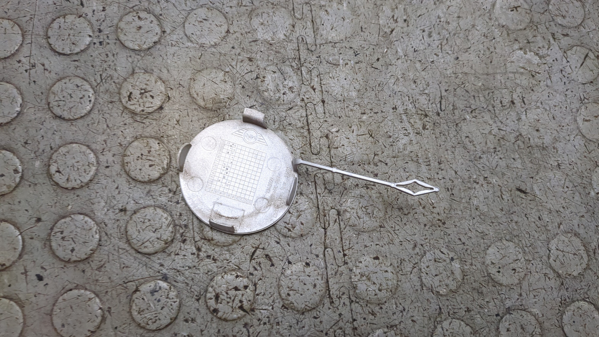 Заглушка буксировочного крюка