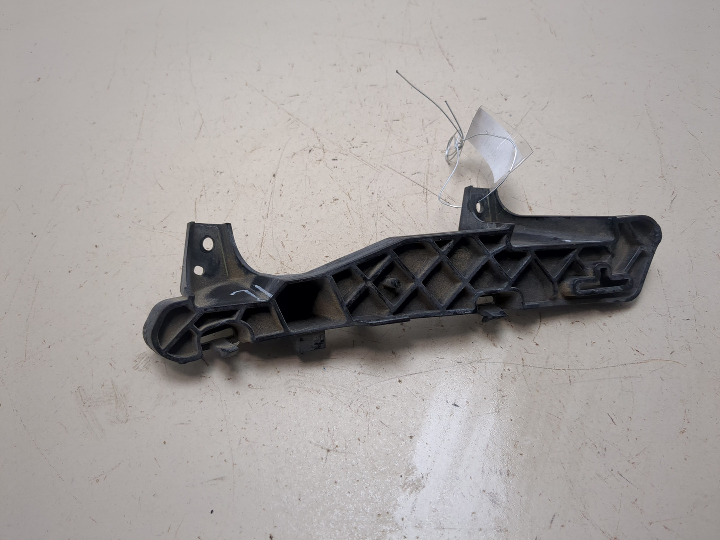 Кронштейн фар левый