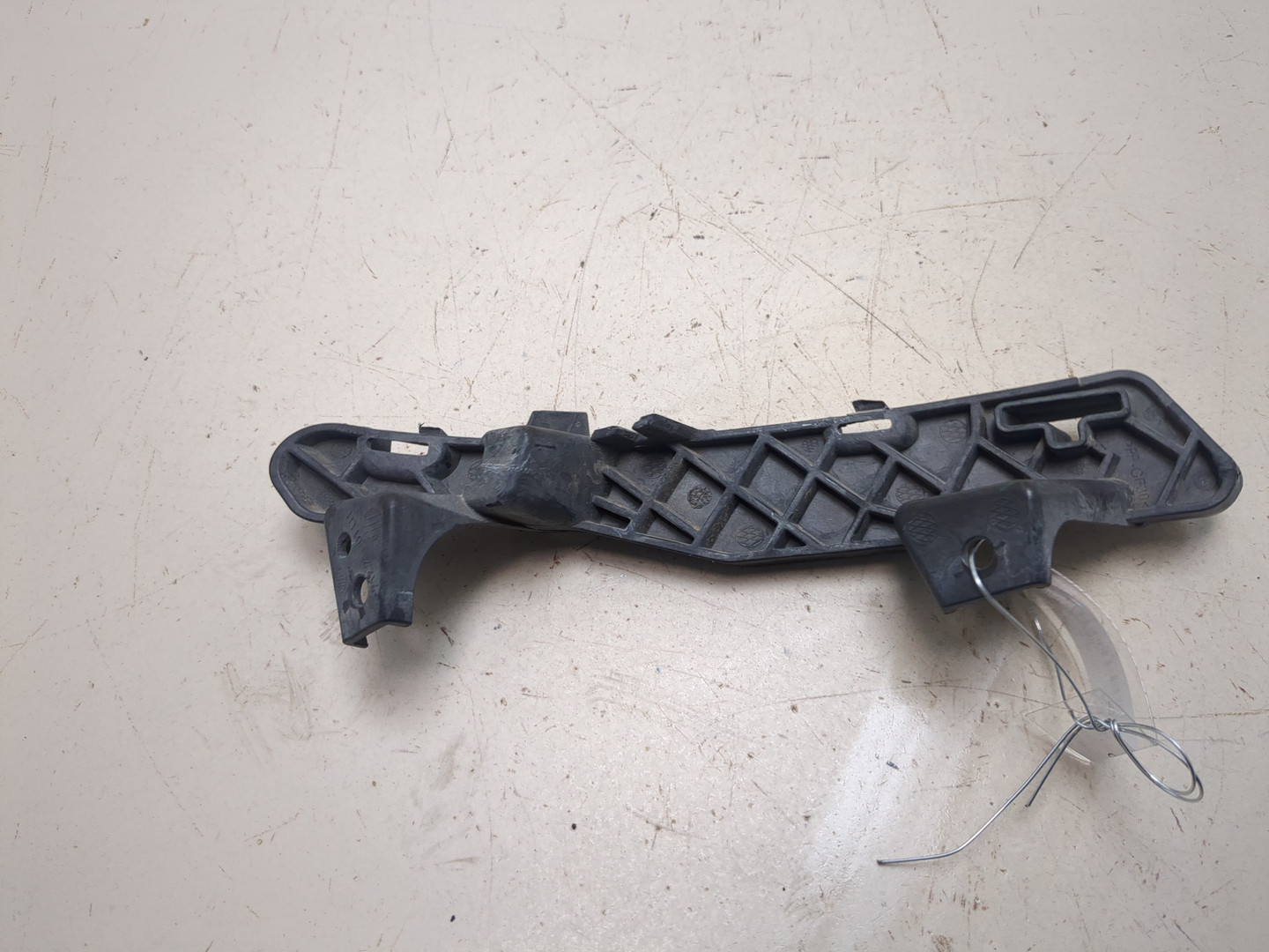 Кронштейн фар левый