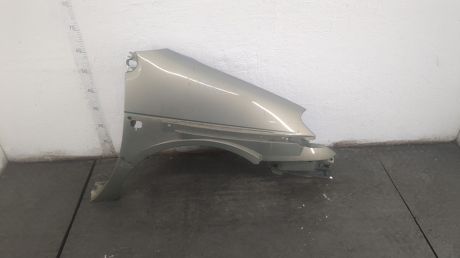 Крыло переднее правое