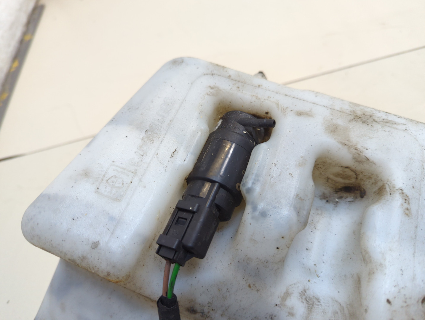 Бачок омывателя лобового стекла