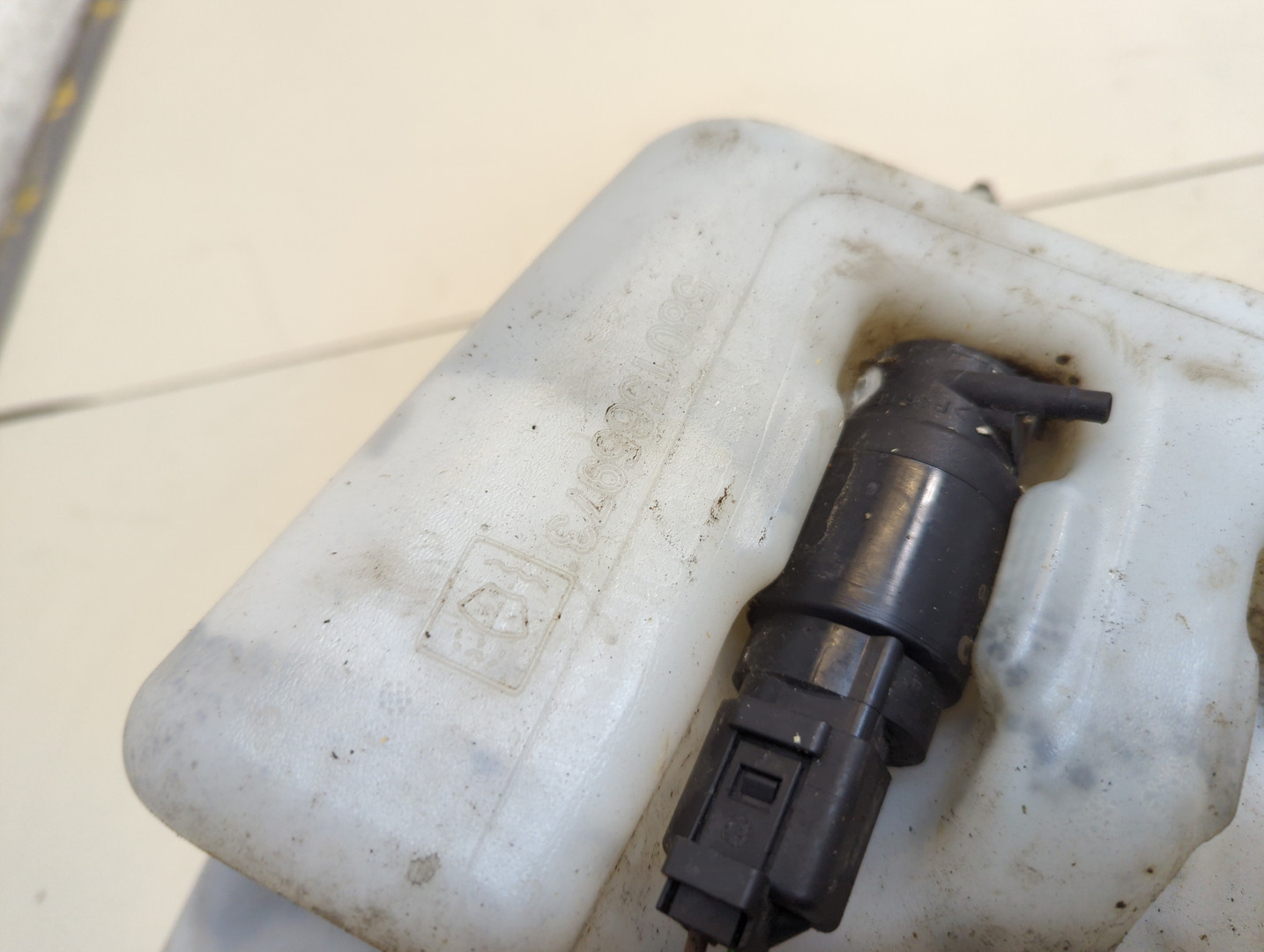 Бачок омывателя лобового стекла