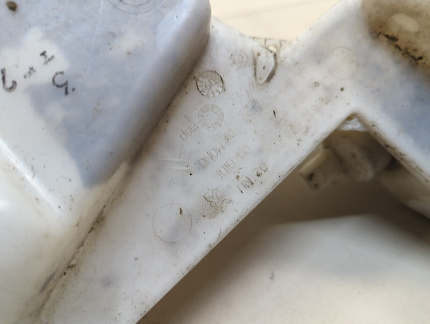 Бачок омывателя лобового стекла