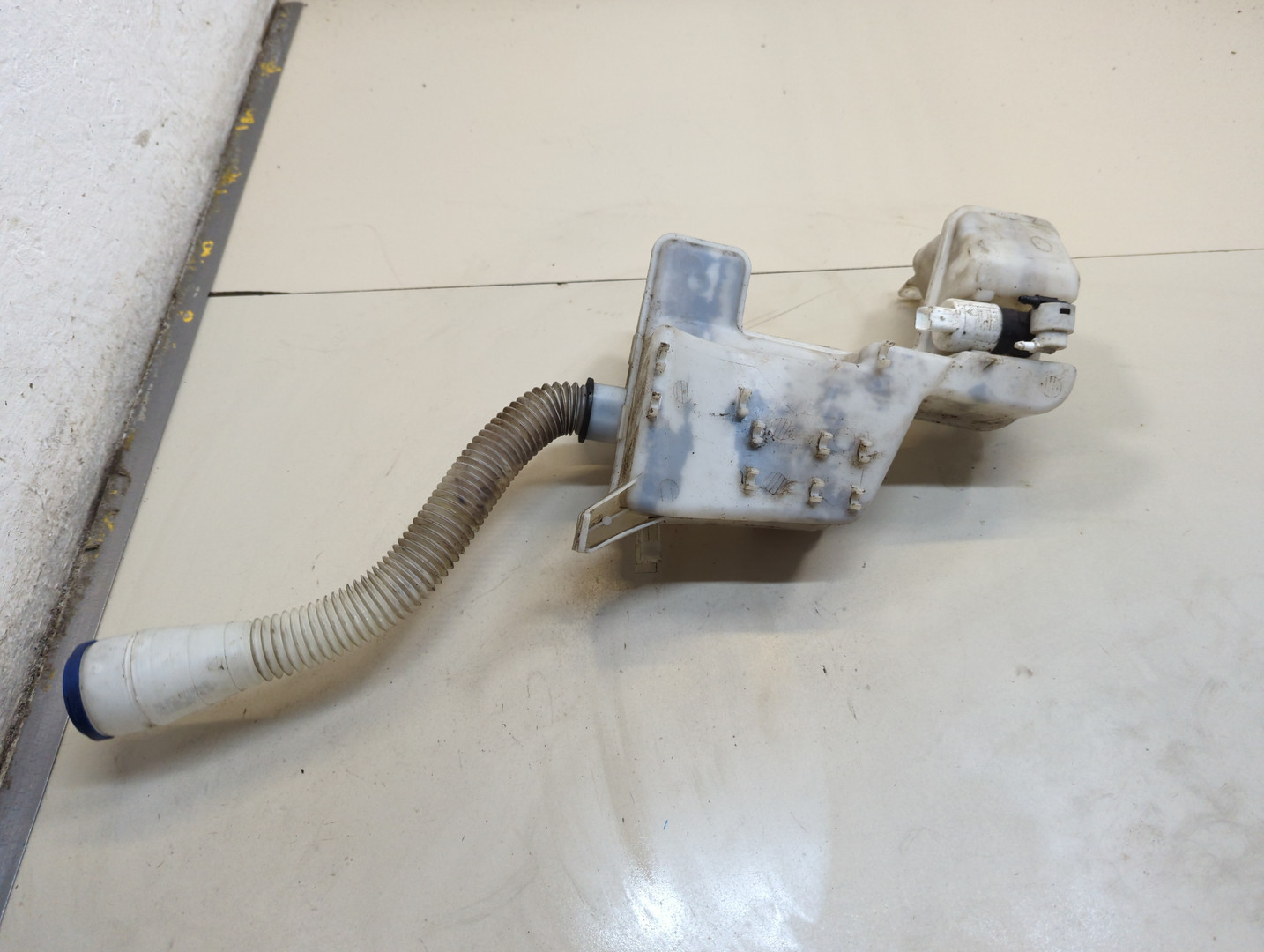 Бачок омывателя лобового стекла