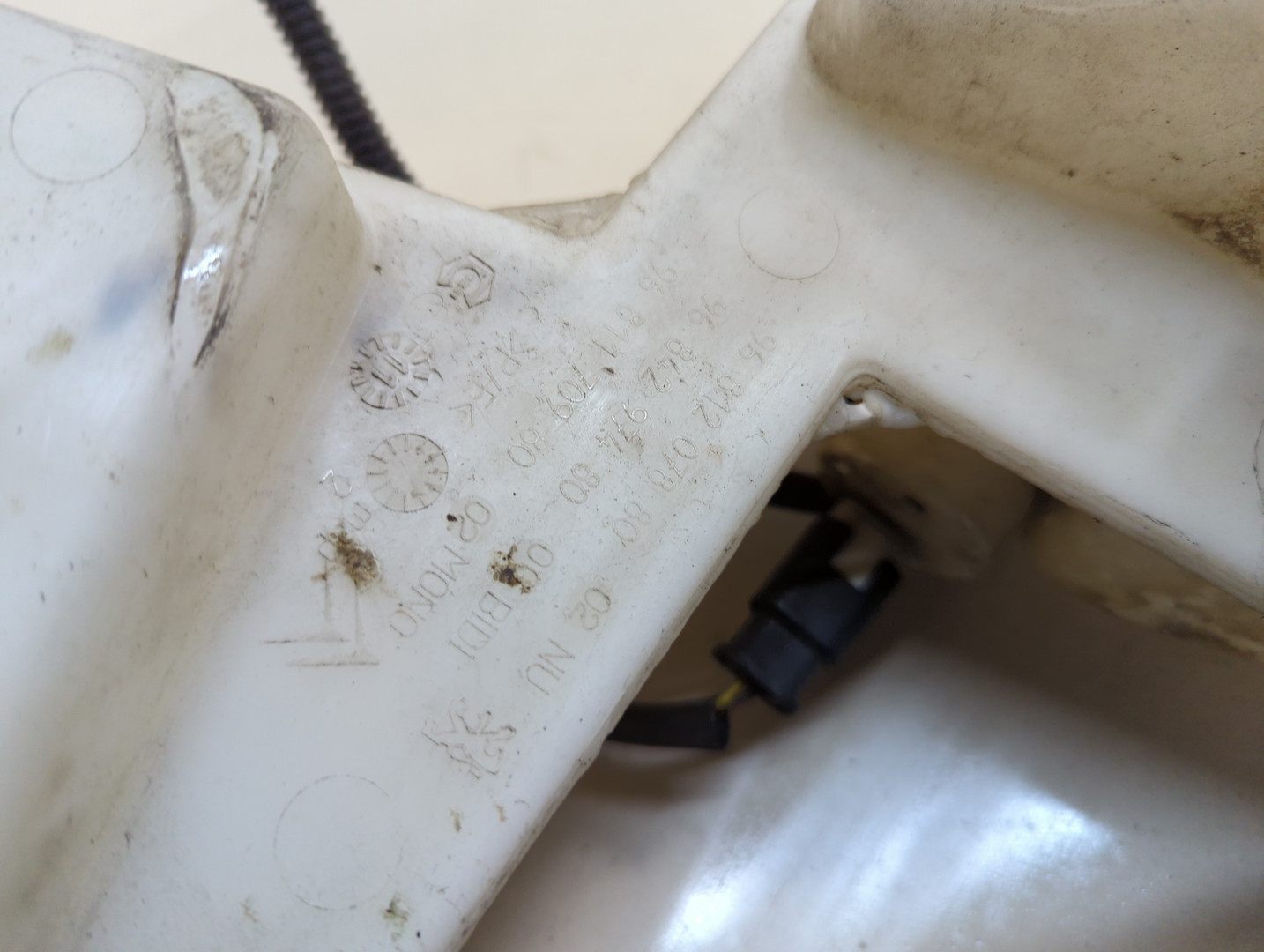 Бачок омывателя лобового стекла