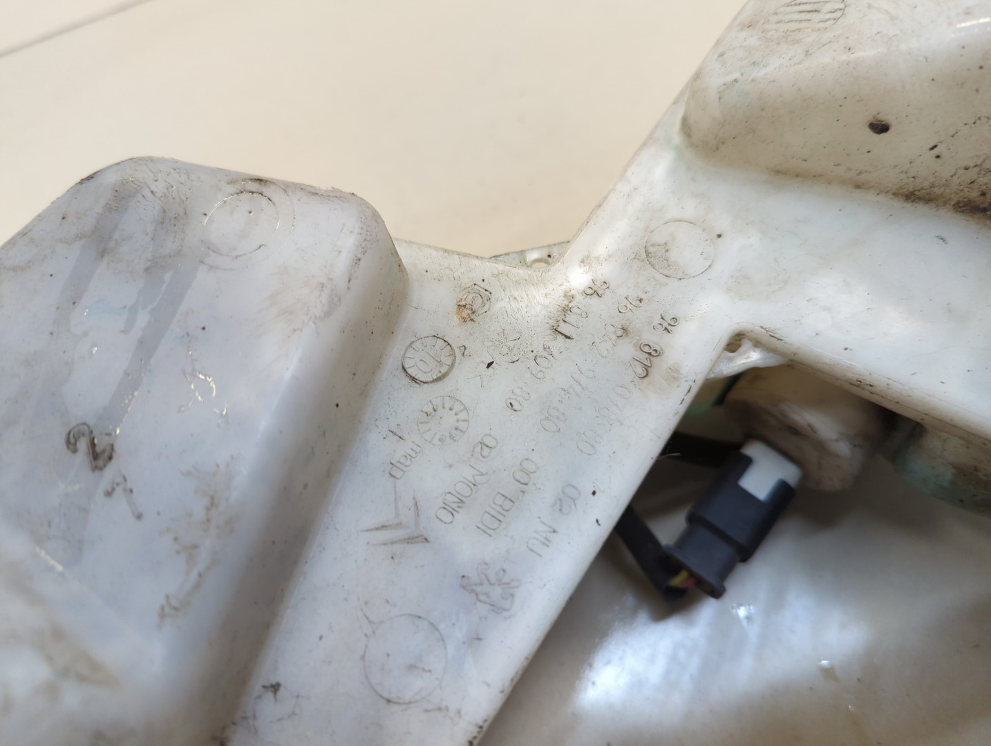 Бачок омывателя лобового стекла