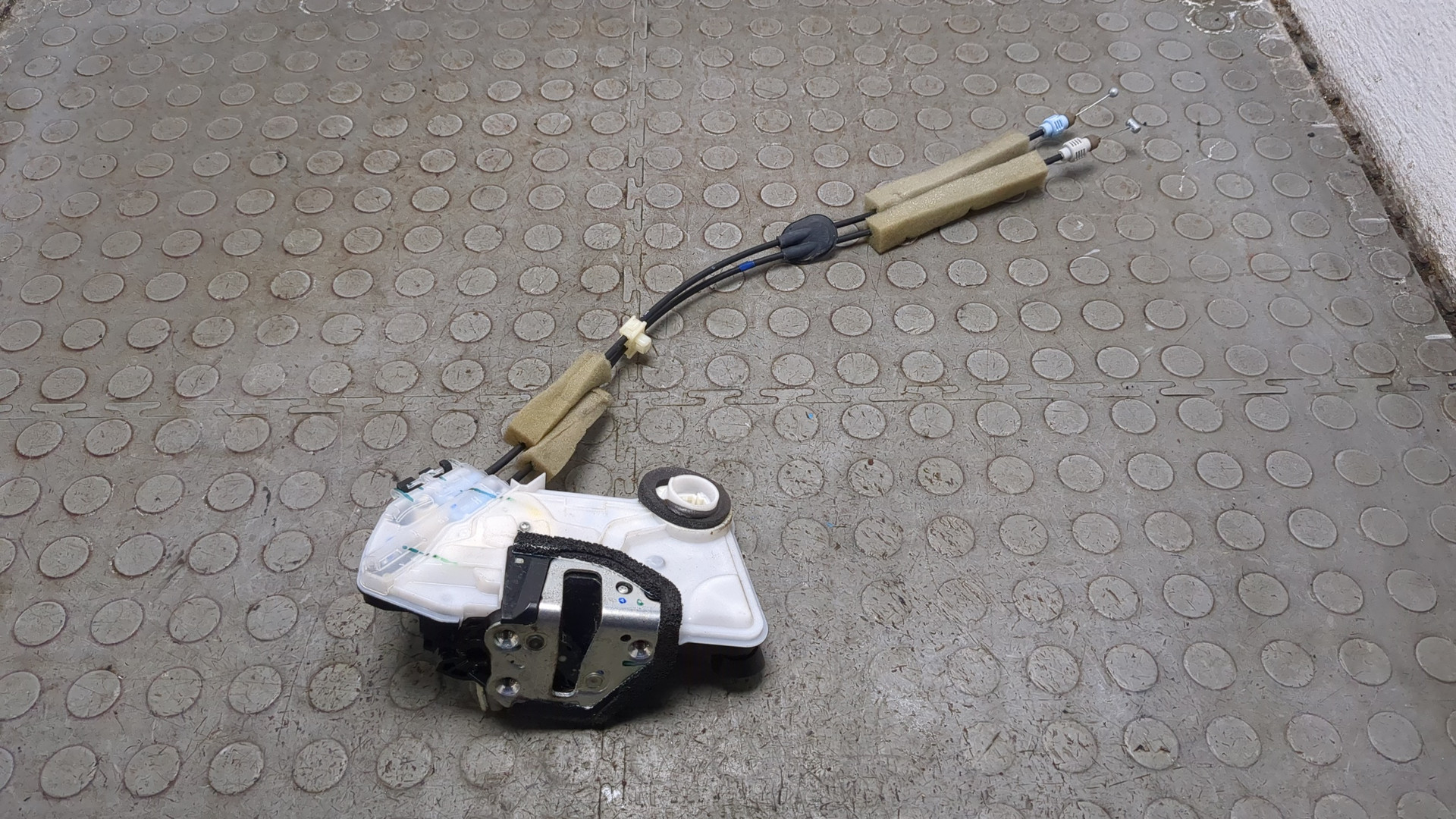 Замок двери передней правой