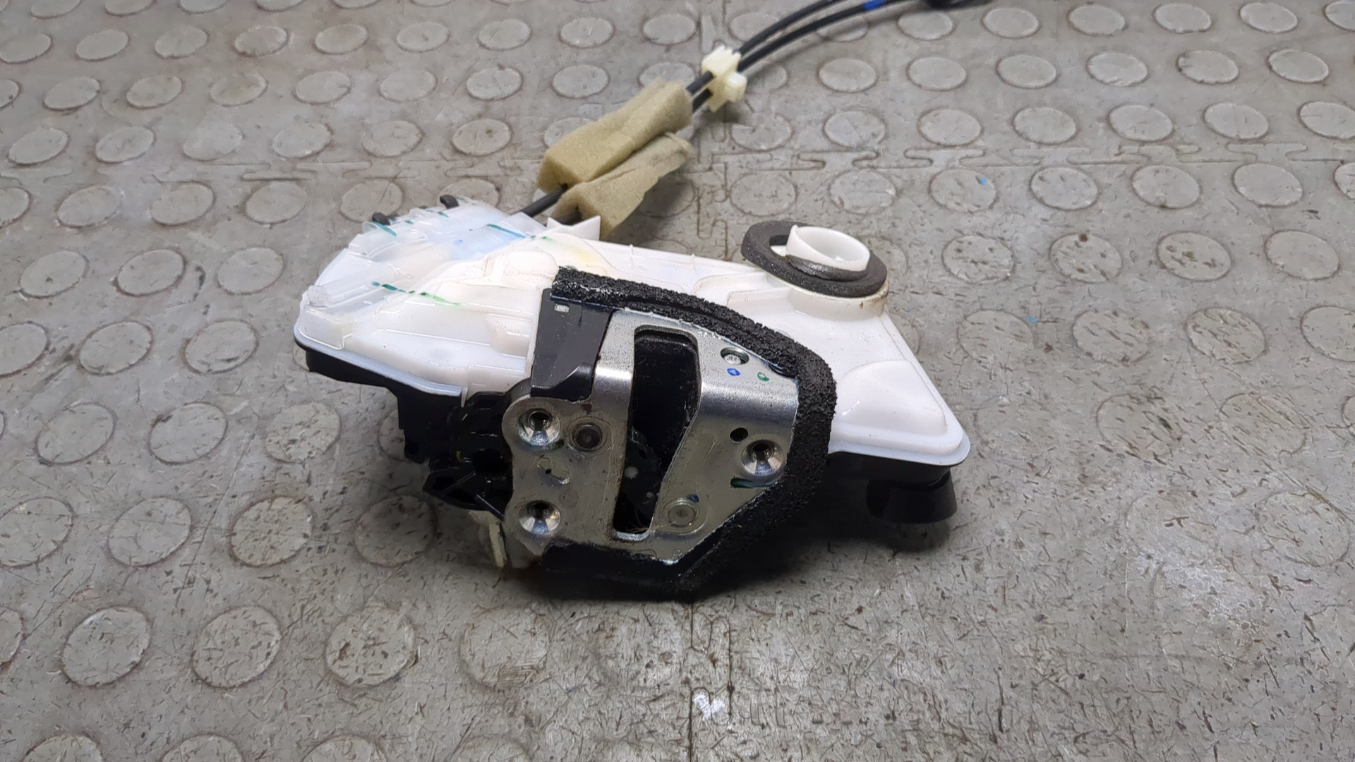 Замок двери передней правой