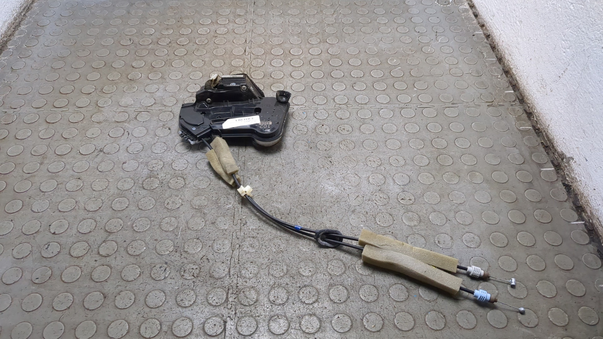 Замок двери передней правой