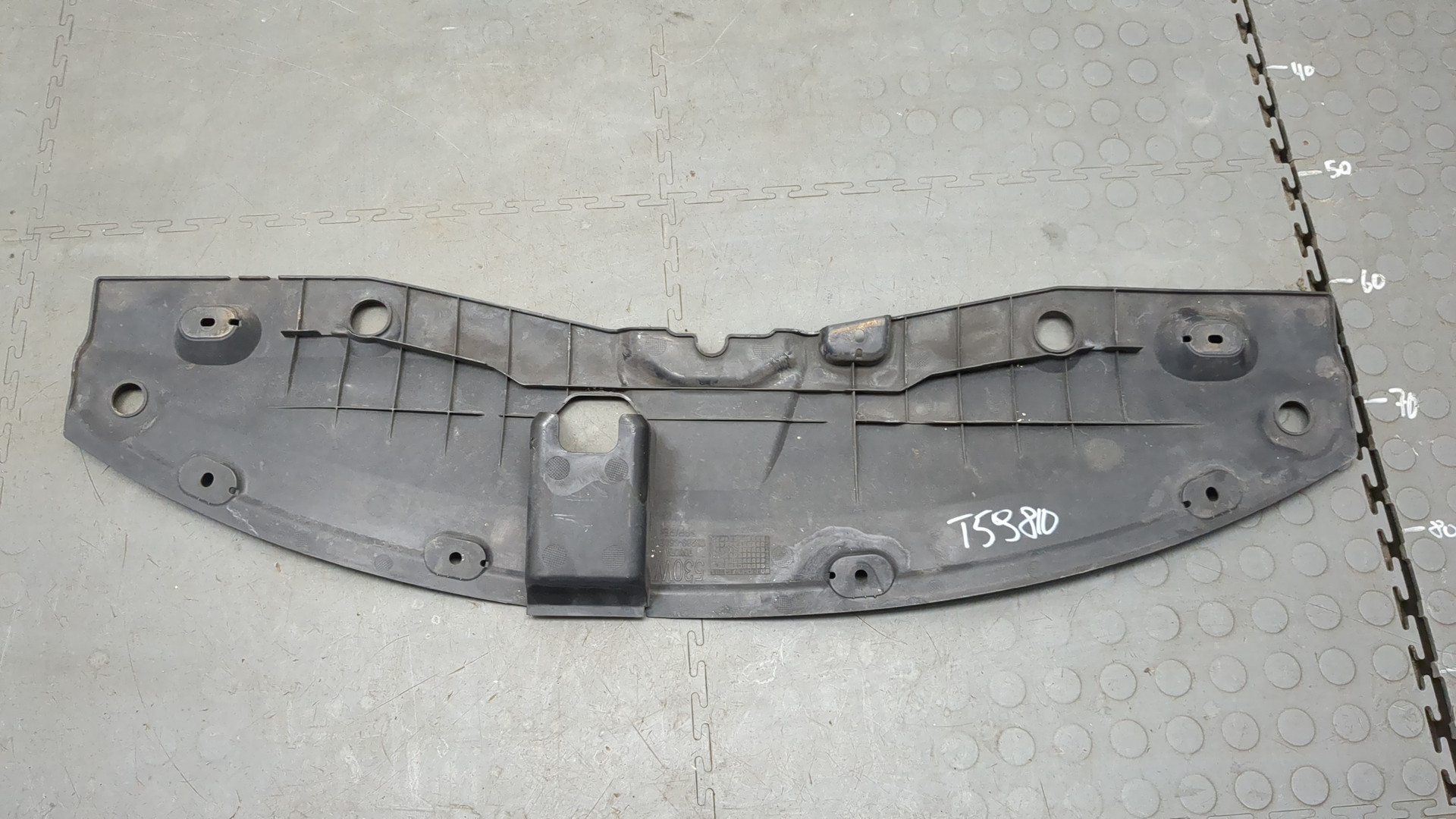 Кожух замка капота