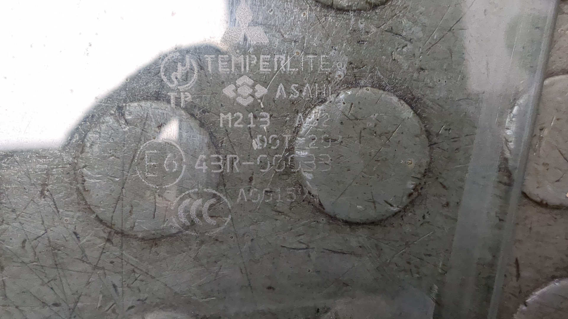 Стекло двери передней правой