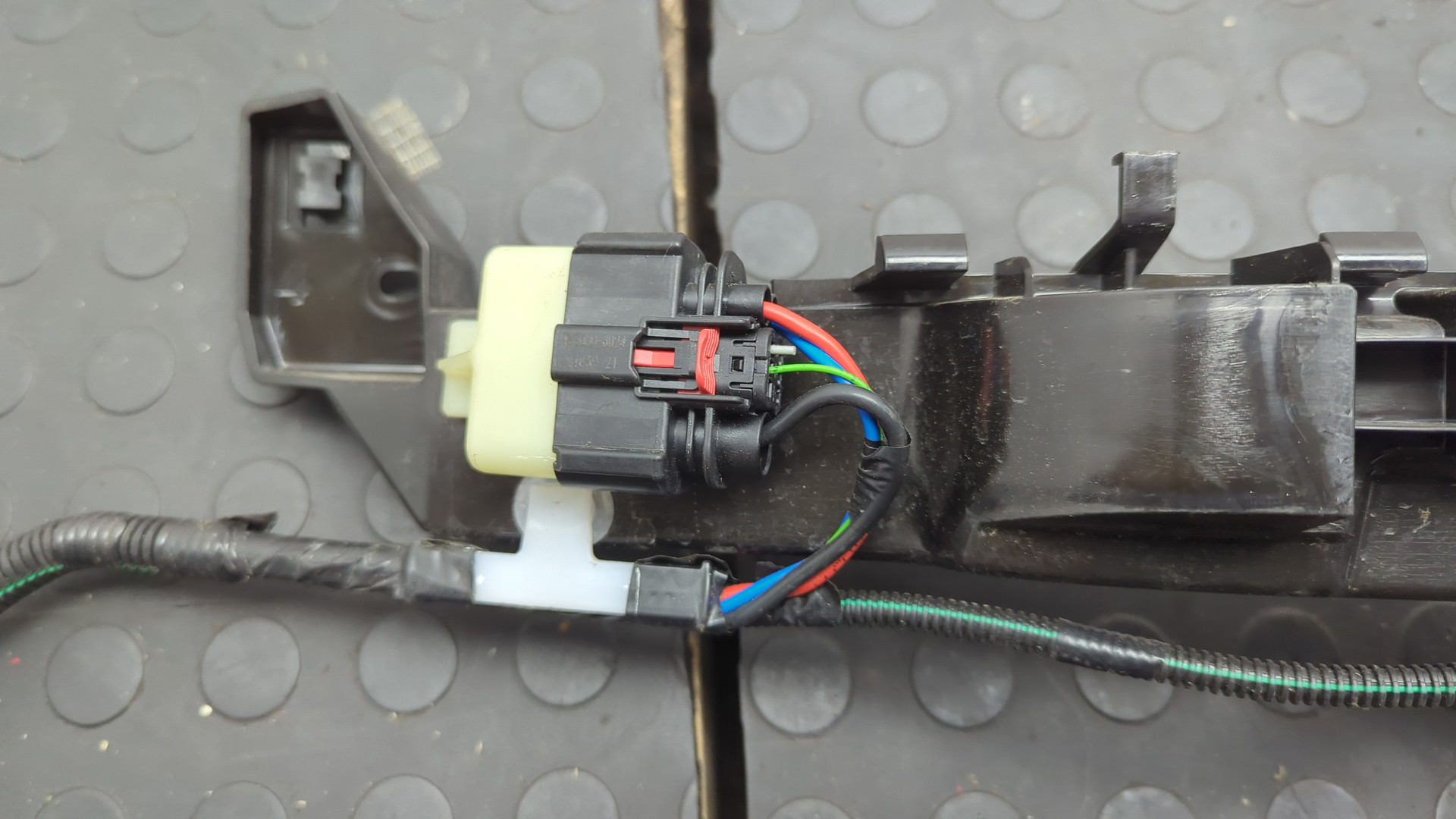 Кронштейн заднего бампера