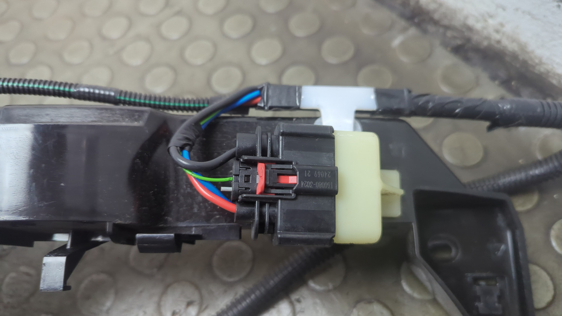 Кронштейн заднего бампера