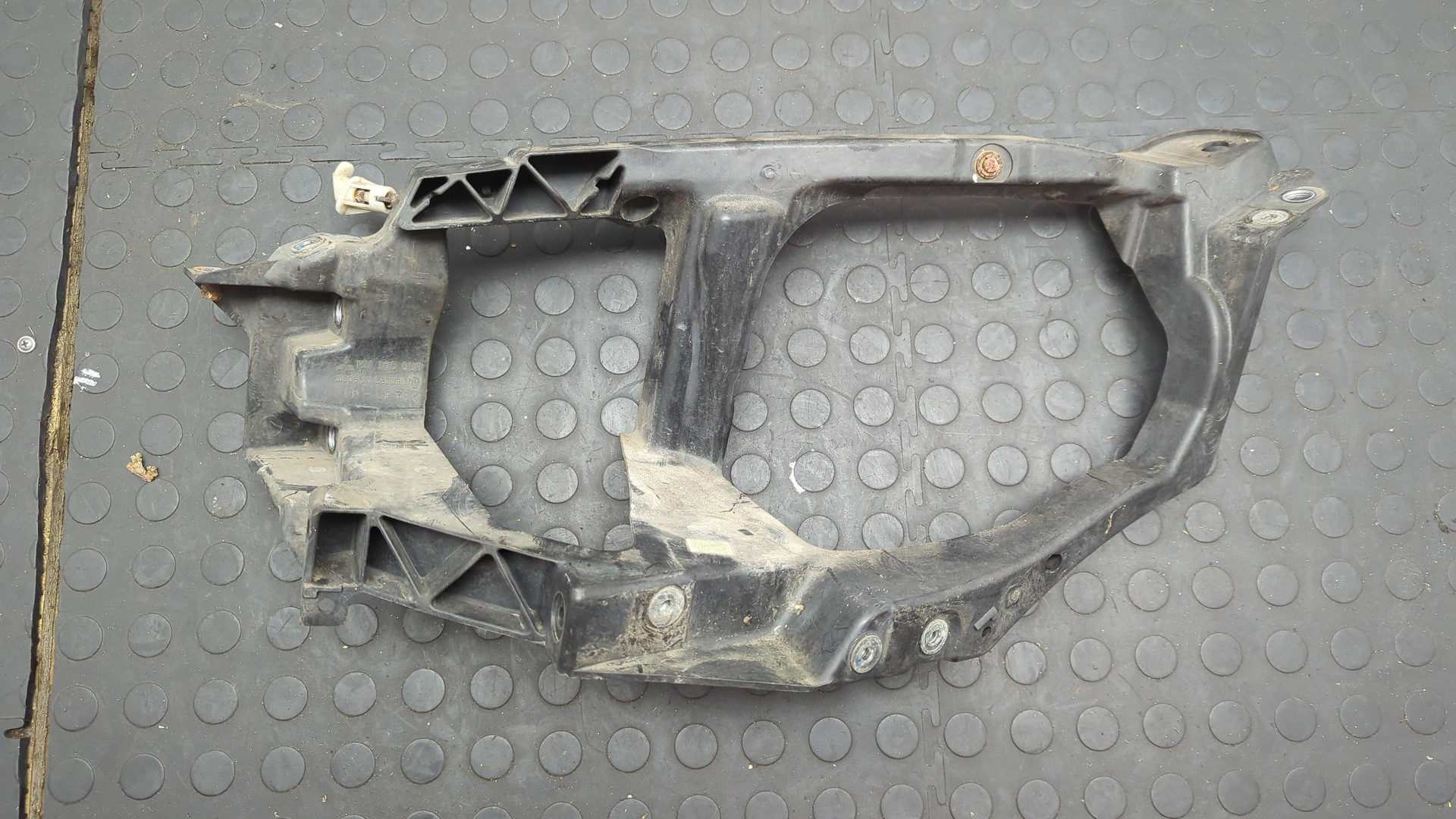 Кронштейн фар правый