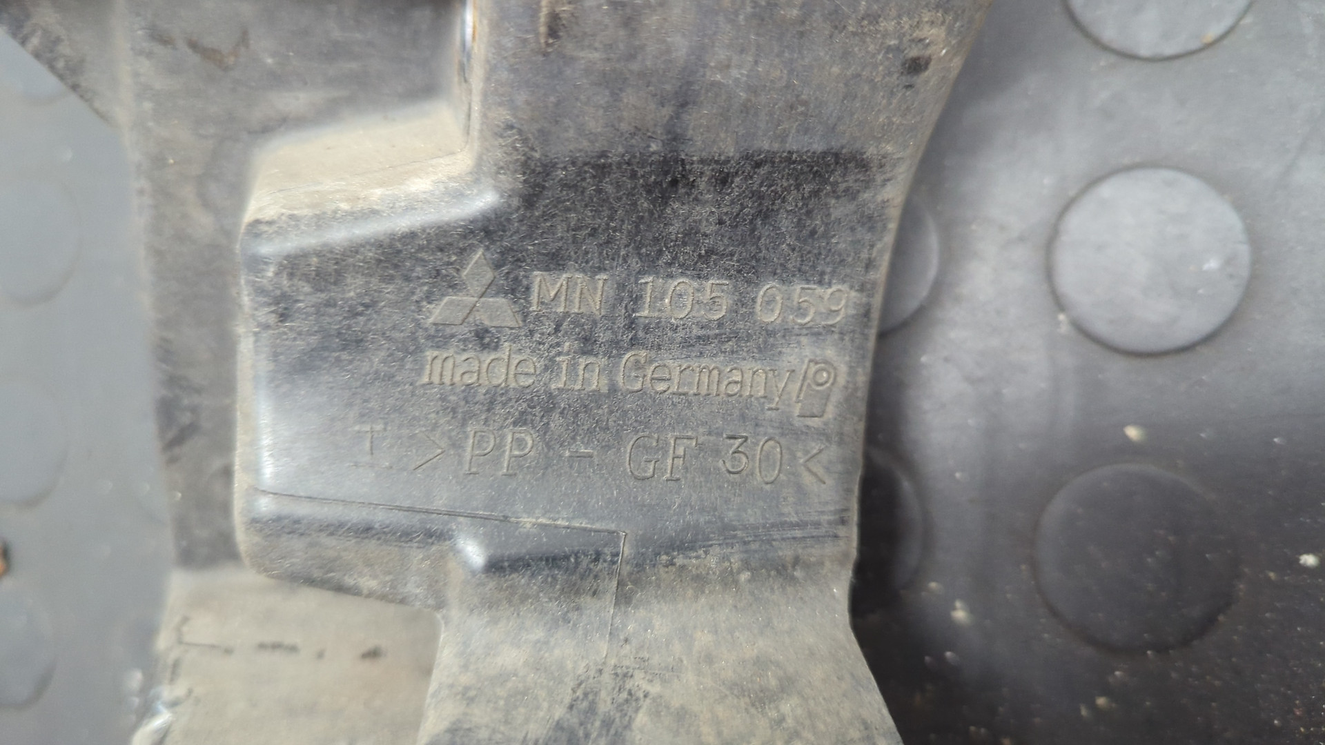 Кронштейн фар правый