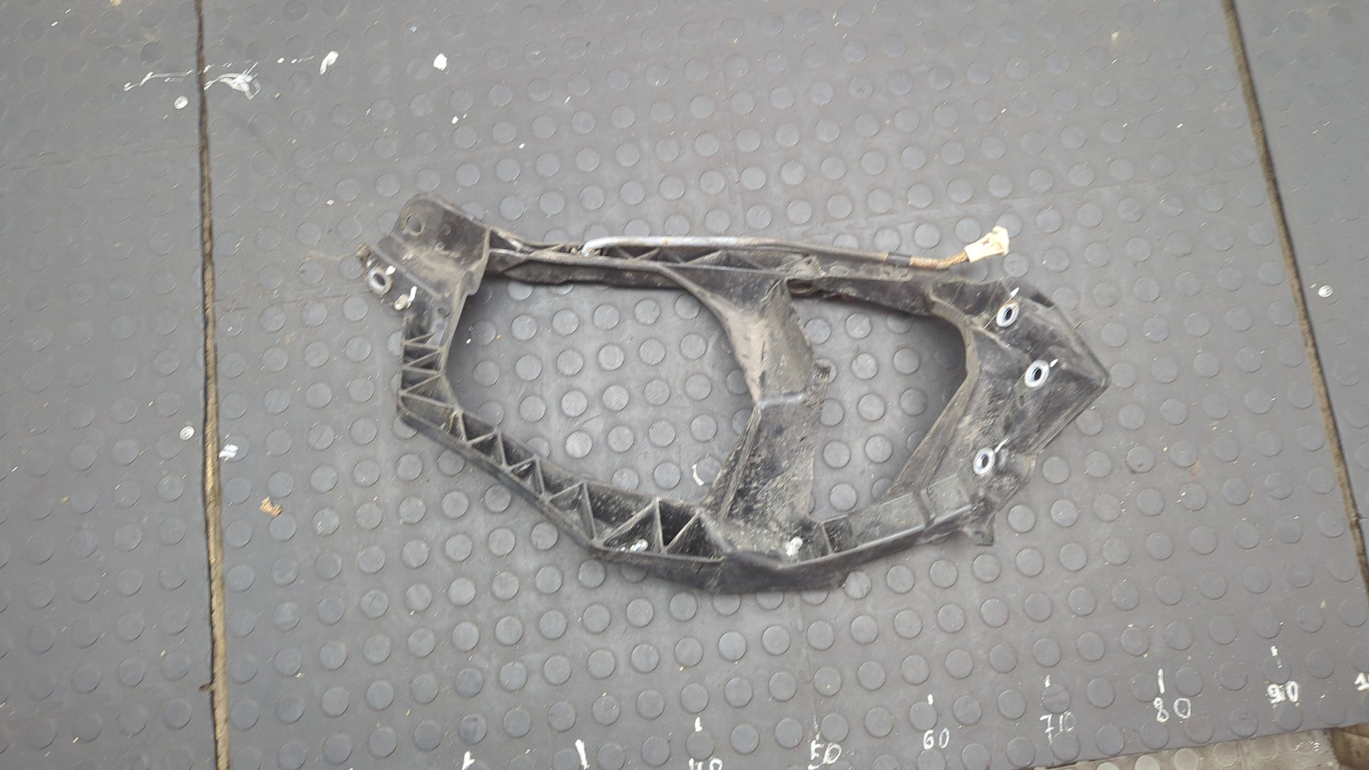 Кронштейн фар правый