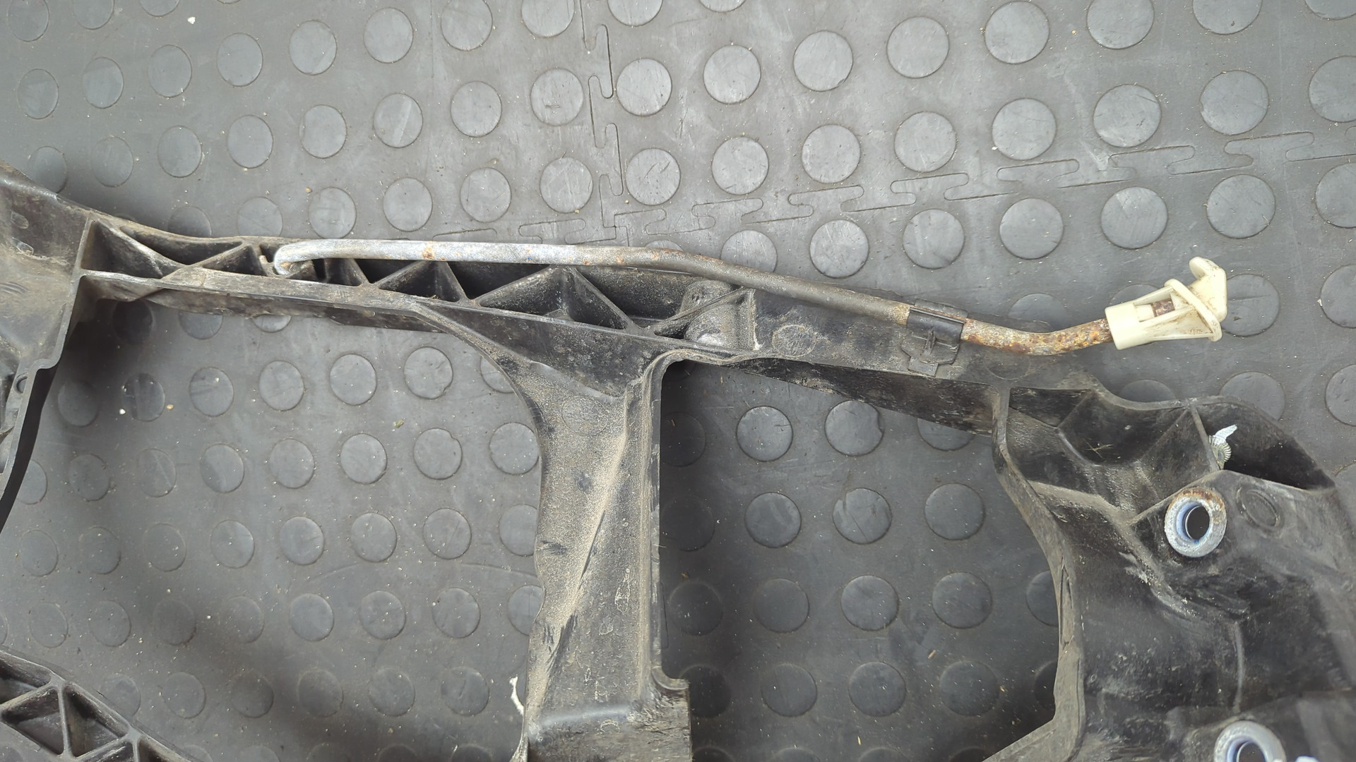 Кронштейн фар правый