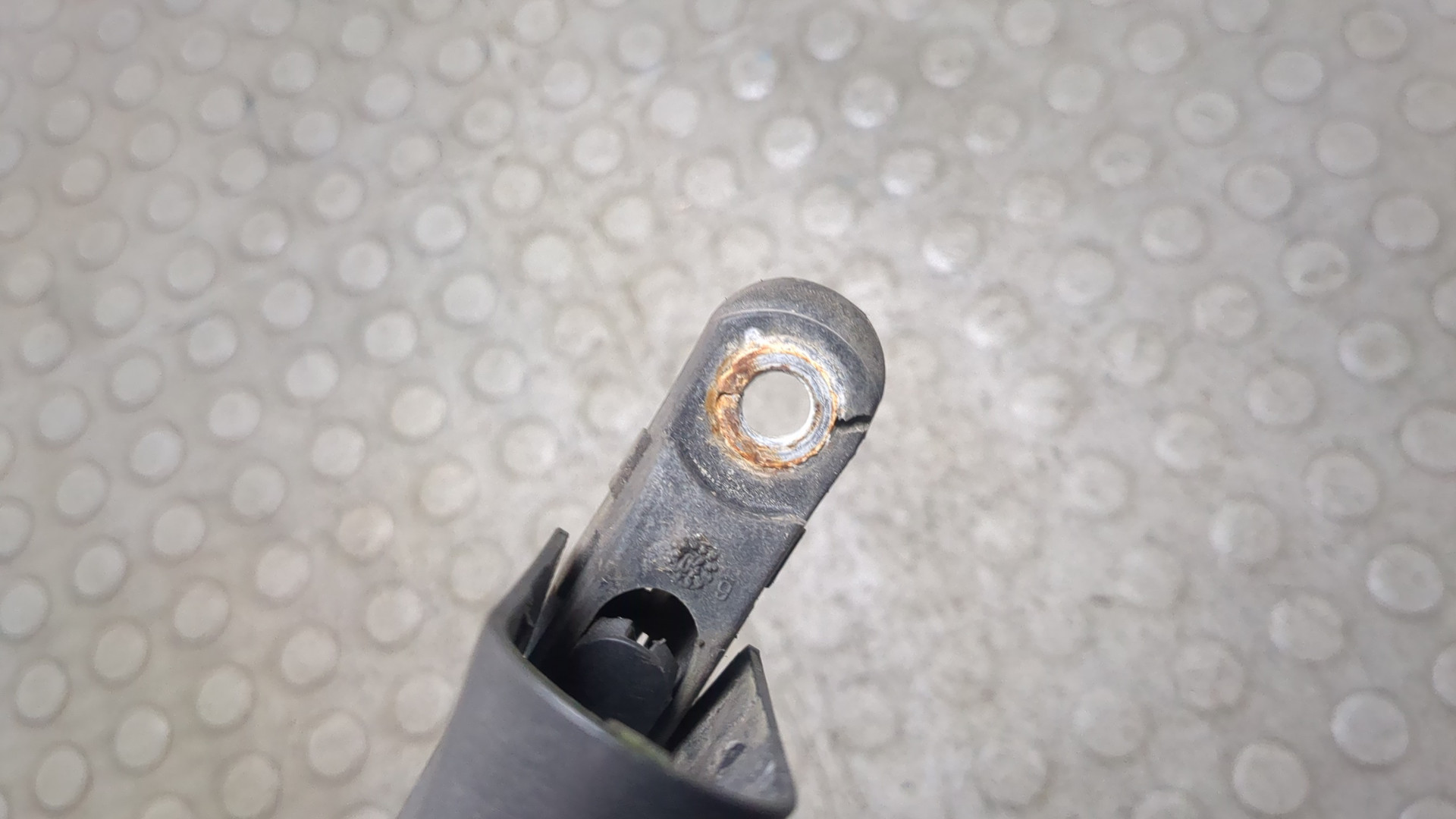 Поводок стеклоочистителя заднего