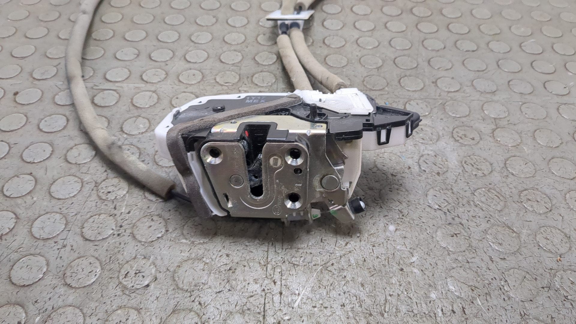 Замок двери задней левой