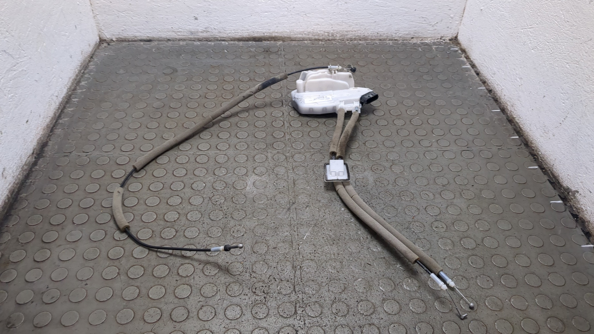 Замок двери задней левой