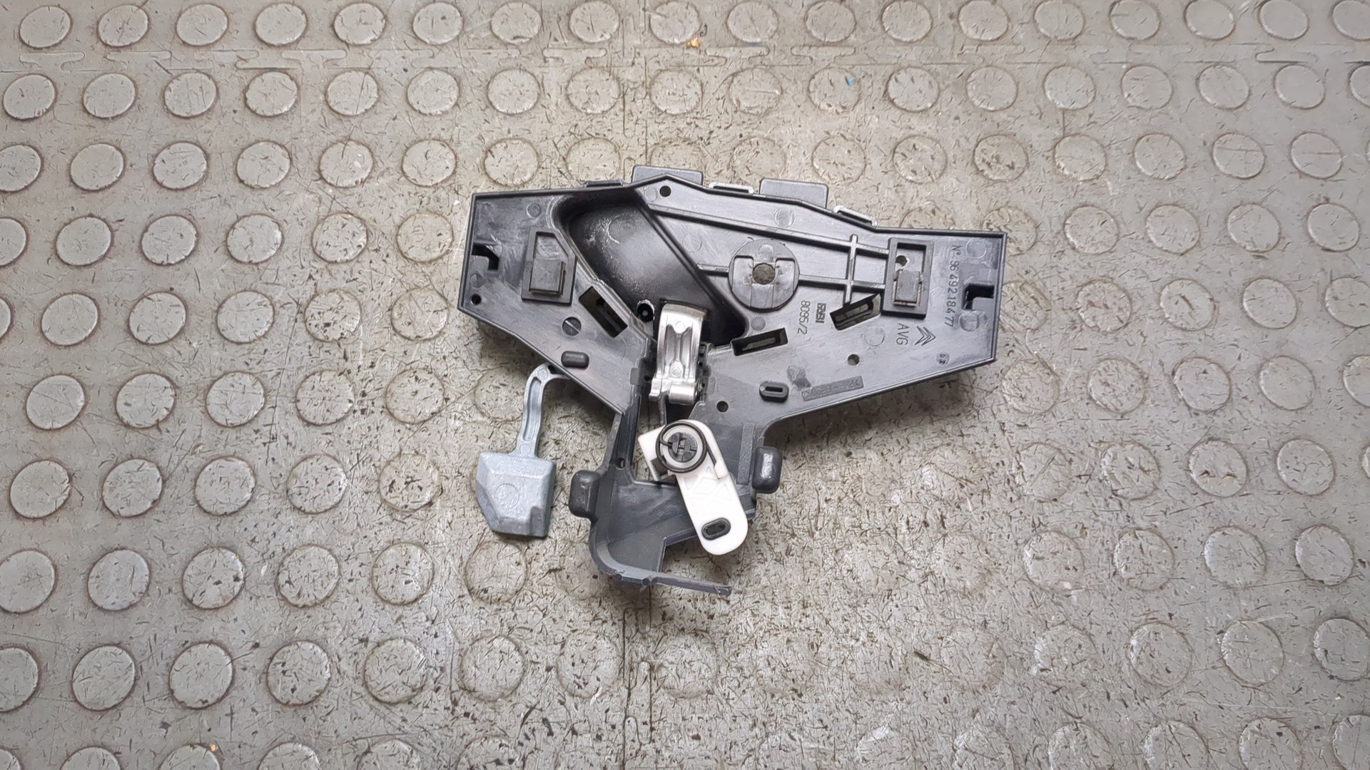 Ручка двери передней внутренняя левая