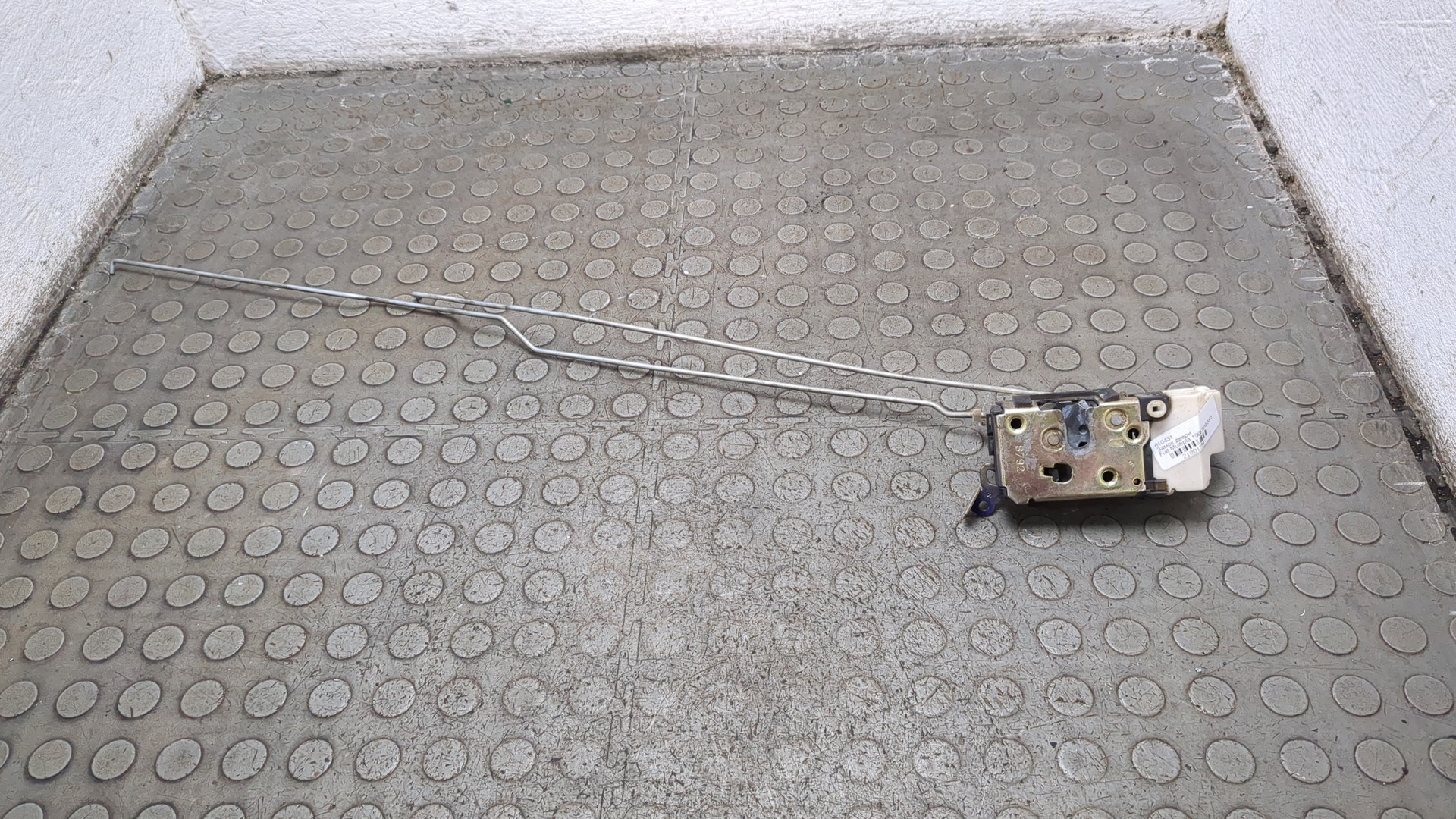 Замок двери задней левой