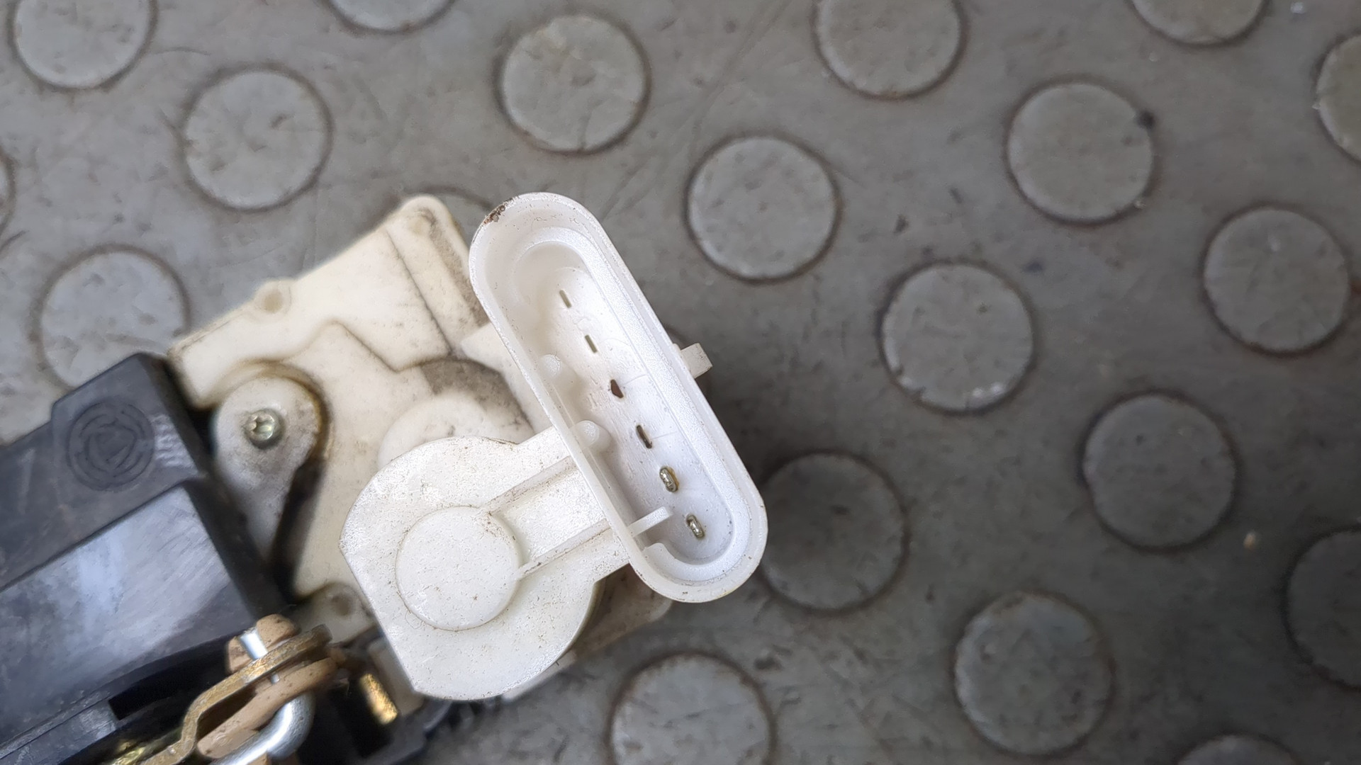 Замок двери задней левой