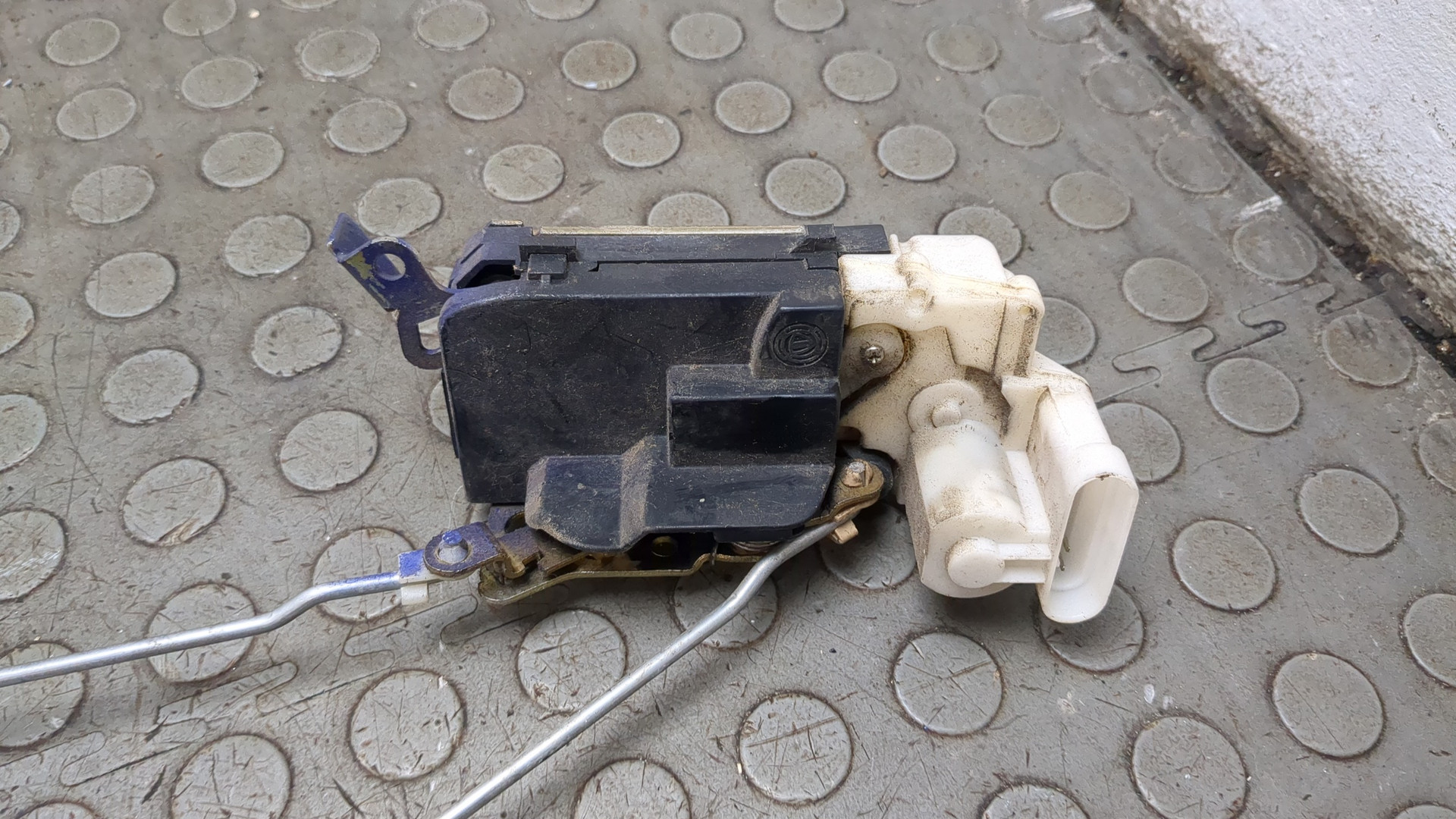 Замок двери задней левой