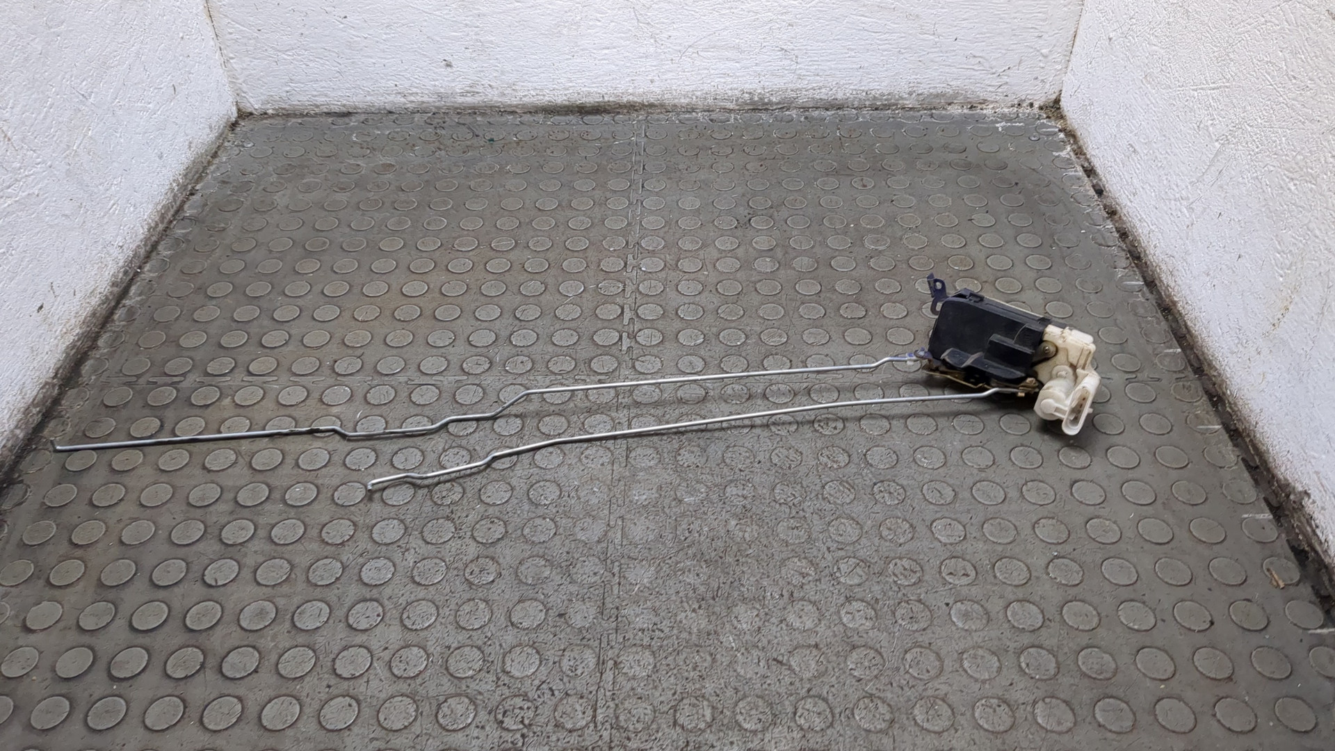 Замок двери задней левой