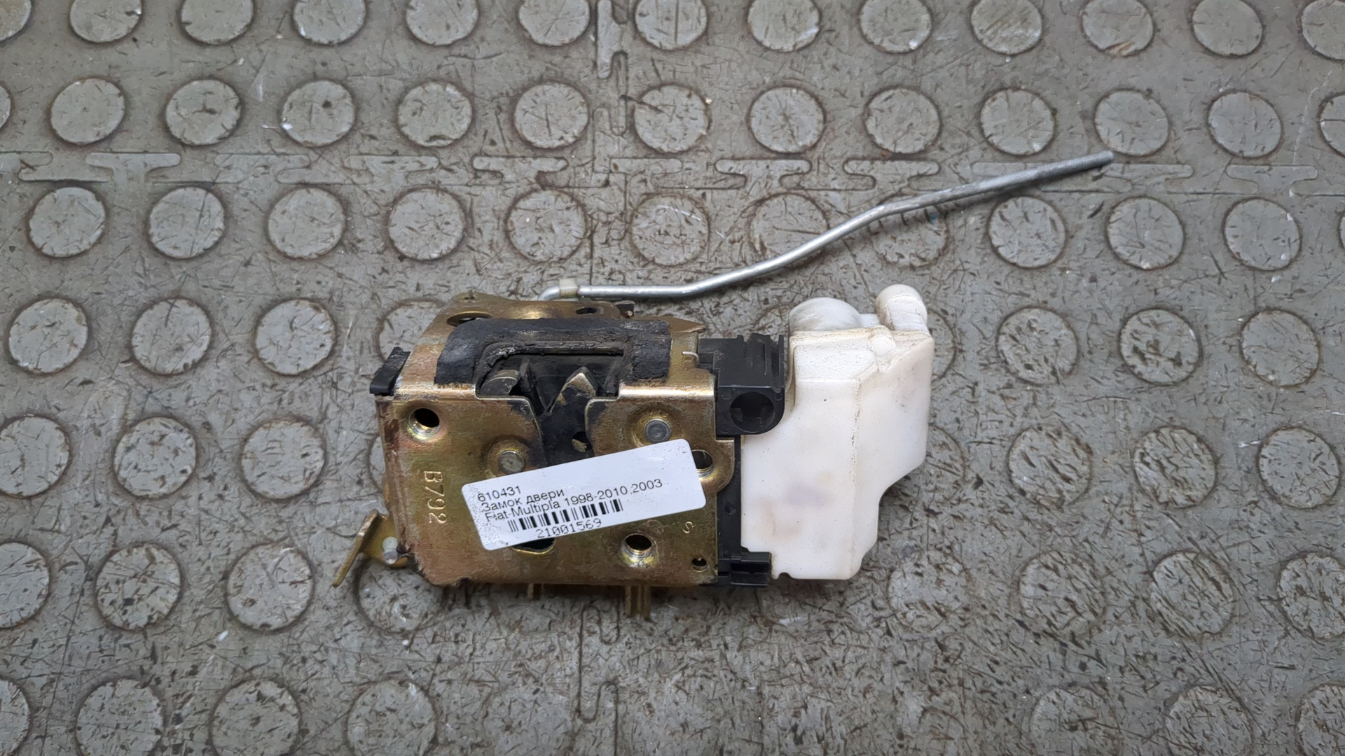 Замок двери передней левой