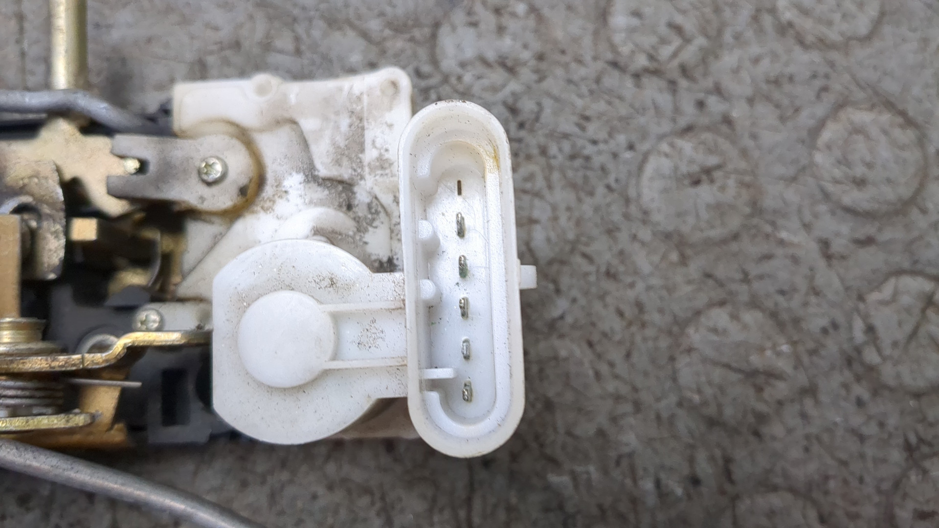 Замок двери передней левой