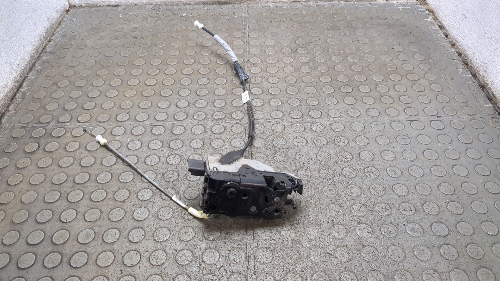 Замок двери задней правой