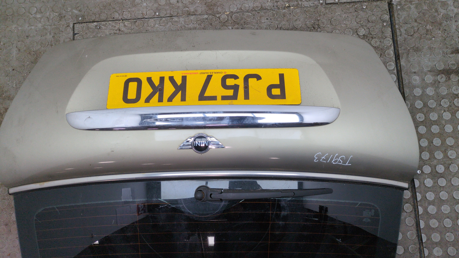 Дверь багажника